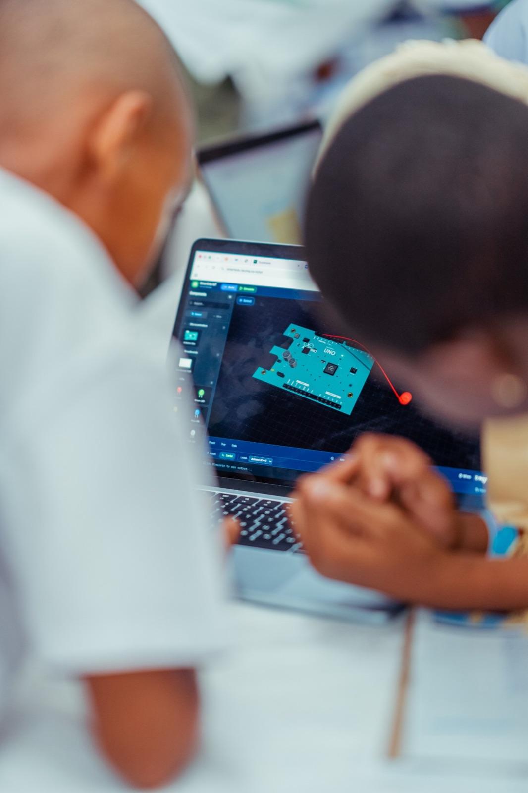 Two students wiring a virtual Arduino UNO in the IoT Lab